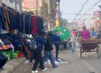 ਜਲੰਧਰ ‘ਚ ਸੰਡੇ ਬਾਜ਼ਾਰ ‘ਤੇ ਪੁਲਿਸ ਦਾ ਐਕਸ਼ਨ : ਦੁਕਾਨਾਂ ਬਾਹਰ ਲੱਗਾ ਸਾਮਾਨ ਚੁਕਵਾਇਆ, ਕਿਹਾ – ਦੁਬਾਰਾ ਰੋਡ ਘੇਰਿਆ ਤਾਂ 20 ਹਜ਼ਾਰ ਹੋਵੇਗਾ ਜੁਰਮਾਨਾ !