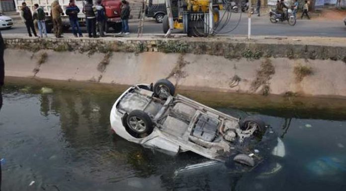 ਰੋਪੜ ਤੋਂ ਵੱਡੀ ਖਬਰ : ਚਾਲਕ ਦੀ ਸਿਹਤ ਵਿਗੜਨ ਨਾਲ ਬੇਕਾਬੂ ਕਾਰ ਛੱਪੜ ‘ਚ ਡਿੱਗੀ, ਮਹਿਲਾ ਸਮੇਤ ਵਿਅਕਤੀ ਦੀ ਮੌਤ