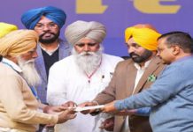 CM ਮਾਨ ਨੇ ਸ਼ਹੀਦ ਅਮਰੀਕ ਸਿੰਘ ਦੇ ਪਰਿਵਾਰ ਨੂੰ ਸੌਂਪਿਆ 1 ਕਰੋੜ ਦਾ ਚੈੱਕ, ਕਿਹਾ-‘ਦੇਸ਼ ਸ਼ਹੀਦਾਂ ਦਾ ਹਮੇਸ਼ਾ ਕਰਜ਼ਦਾਰ ਰਹੇਗਾ’