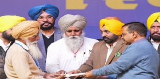 CM ਮਾਨ ਨੇ ਸ਼ਹੀਦ ਅਮਰੀਕ ਸਿੰਘ ਦੇ ਪਰਿਵਾਰ ਨੂੰ ਸੌਂਪਿਆ 1 ਕਰੋੜ ਦਾ ਚੈੱਕ, ਕਿਹਾ-‘ਦੇਸ਼ ਸ਼ਹੀਦਾਂ ਦਾ ਹਮੇਸ਼ਾ ਕਰਜ਼ਦਾਰ ਰਹੇਗਾ’