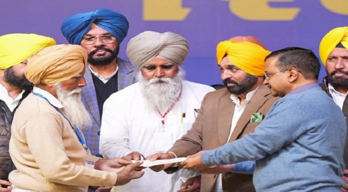 CM ਮਾਨ ਨੇ ਸ਼ਹੀਦ ਅਮਰੀਕ ਸਿੰਘ ਦੇ ਪਰਿਵਾਰ ਨੂੰ ਸੌਂਪਿਆ 1 ਕਰੋੜ ਦਾ ਚੈੱਕ, ਕਿਹਾ-‘ਦੇਸ਼ ਸ਼ਹੀਦਾਂ ਦਾ ਹਮੇਸ਼ਾ ਕਰਜ਼ਦਾਰ ਰਹੇਗਾ’