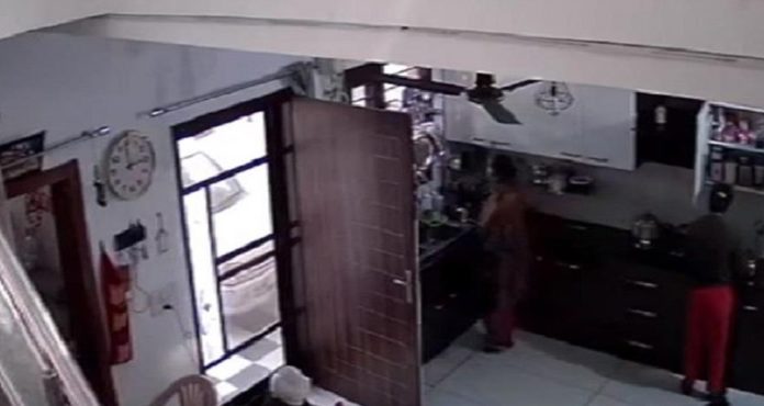 ਪਟਿਆਲਾ ‘ਚ ਸਬਜ਼ੀ ਬਣਾਉਂਦੇ ਫਟਿਆ ਕੁੱਕਰ, ਧਮਾ.ਕੇ ਦੀ ਆਵਾਜ਼ ਸੁਣ ਕੇ ਘਰੋਂ ਬਾਹਰ ਆਏ ਲੋਕ, ਵੇਖੋ ਵੀਡੀਓ