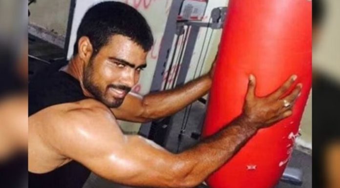 ਪਟਿਆਲਾ ਪੁਲਿਸ ਦੇ ਰਿਮਾਂਡ ‘ਤੇ ਗੈਂਗਸਟਰ ਸੰਪਤ ਨਹਿਰਾ: ਰਾਤ ਨੂੰ ਬੁਲੇਟ ਪਰੂਫ ਗੱਡੀ ‘ਚ ਲਿਆਂਦਾ, ਗੋਗਾਮੇੜੀ ਕਤਲ ਕਾਂਡ ਦਾ ਮਾਸਟਰ ਮਾਈਂਡ ਹੈ ਸੰਪਤ