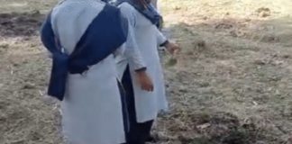 ਅੰਮ੍ਰਿਤਸਰ : ਵਰਦੀ ‘ਚ ਕੂੜਾ ਚੁੱਕਦੇ ਨਜ਼ਰ ਆਏ ਸਰਕਾਰੀ ਸਕੂਲ ਦੇ ਬੱਚੇ, ਪਿੰਡ ਵਾਲਿਆਂ ਨੇ ਵੀਡੀਓ ਕੀਤੀ ਵਾਇਰਲ