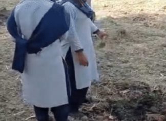 ਅੰਮ੍ਰਿਤਸਰ : ਵਰਦੀ ‘ਚ ਕੂੜਾ ਚੁੱਕਦੇ ਨਜ਼ਰ ਆਏ ਸਰਕਾਰੀ ਸਕੂਲ ਦੇ ਬੱਚੇ, ਪਿੰਡ ਵਾਲਿਆਂ ਨੇ ਵੀਡੀਓ ਕੀਤੀ ਵਾਇਰਲ