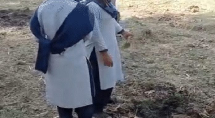 ਅੰਮ੍ਰਿਤਸਰ : ਵਰਦੀ ‘ਚ ਕੂੜਾ ਚੁੱਕਦੇ ਨਜ਼ਰ ਆਏ ਸਰਕਾਰੀ ਸਕੂਲ ਦੇ ਬੱਚੇ, ਪਿੰਡ ਵਾਲਿਆਂ ਨੇ ਵੀਡੀਓ ਕੀਤੀ ਵਾਇਰਲ