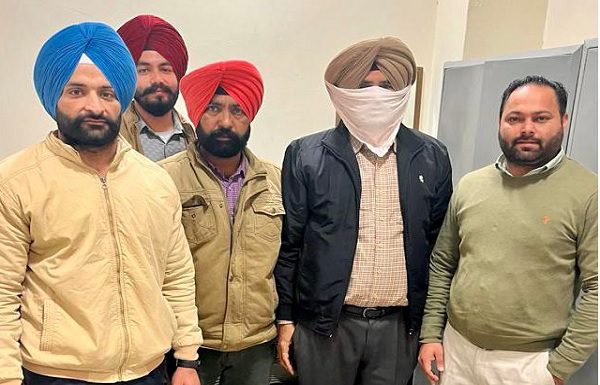 ਅੰਮ੍ਰਿਤਸਰ : ਸਬ-ਇੰਸਪੈਕਟਰ 50 ਹਜ਼ਾਰ ਦੀ ਰਿਸ਼ਵਤ ਲੈਂਦਾ ਗ੍ਰਿਫਤਾਰ, ਕੇਸ ‘ਚ ਮਦਦ ਕਰਨ ਬਦਲੇ ਮੰਗੇ ਸਨ ਪੈਸੇ