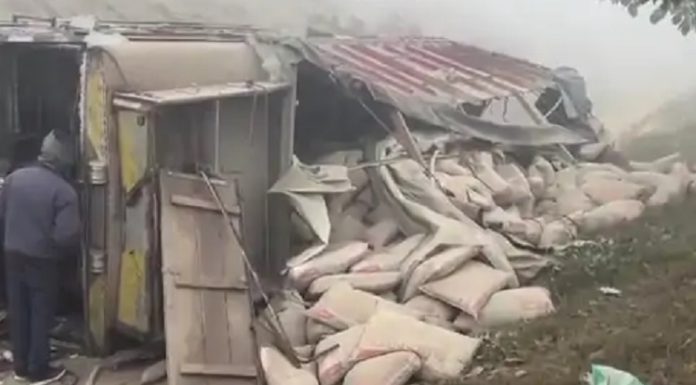 ਧੁੰਦ ਦਾ ਕਹਿਰ : ਕਪੂਰਥਲਾ ‘ਚ ਨੈਸ਼ਨਲ ਹਾਈਵੇ ‘ਤੇ ਟਕਰਾਈਆਂ 9 ਗੱਡੀਆਂ, 5 ਜਣੇ ਗੰਭੀਰ ਜ਼ਖਮੀ, ਫਲਾਈਓਵਰ ਤੋਂ ਥੱਲੇ ਡਿਗਿਆ ਟਰੱਕ