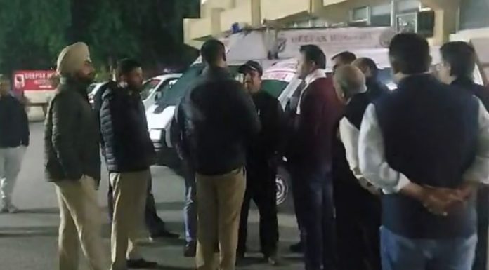 ਕਾਰਪੇਂਟਰ ਦਾ ਕੰਮ ਕਰਨ ਆਏ ਨੌਜਵਾਨਾਂ ਨੇ ਲੁੱਟ ਦੇ ਇਰਾਦੇ ਨਾਲ ਬਜ਼ੁਰਗ ਮਹਿਲਾ ਦੇ ਸਿਰ ‘ਚ ਮਾਰਿਆ ਹਥੌੜਾ, ਰੌਲ਼ਾ ਪੈਣ ‘ਤੇ ਪਿੰਡ ਵਾਲਿਆਂ ਨੇ ਫੜ ਕੇ ਚਾੜ੍ਹਿਆ ਕੁਟਾਪਾ