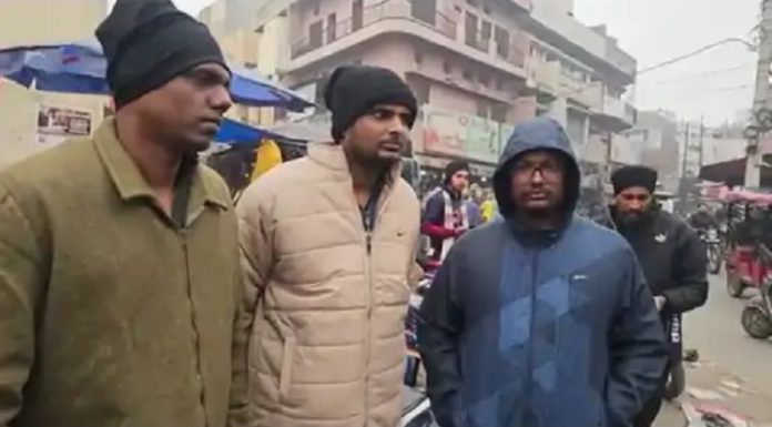 ਅੰਮ੍ਰਿਤਸਰ ‘ਚ ਈ-ਰਿਕਸ਼ਾ ਚਾਲਕ ਨੇ ਸੈਲਾਨੀਆਂ ਨੂੰ ਲੁੱਟਿਆ: ਪਹਿਲਾਂ ਦਾਤਰ ਦਿਖਾ ਕੇ ਖੋਹਿਆ ਸਾਮਾਨ ਤੇ ਫ਼ੋਨ, ਫਿਰ ਫ਼ੋਨ ਰਾਹੀਂ ਕੱਢਵਾਏ 3 ਲੱਖ