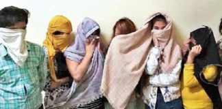 ਫਾਜ਼ਿਲਕਾ : ਘਰ ‘ਚ ਪਈ ਰੇਡ ਦੌਰਾਨ ਇਤਰਾਜ਼ਯੋਗ ਹਾਲਤ ‘ਚ ਫੜੀਆਂ ਲੜਕੀਆਂ ਤੇ ਲੜਕੇ, ਦਲਾਲ ਪਤੀ-ਪਤਨੀ ਗ੍ਰਿਫਤਾਰ