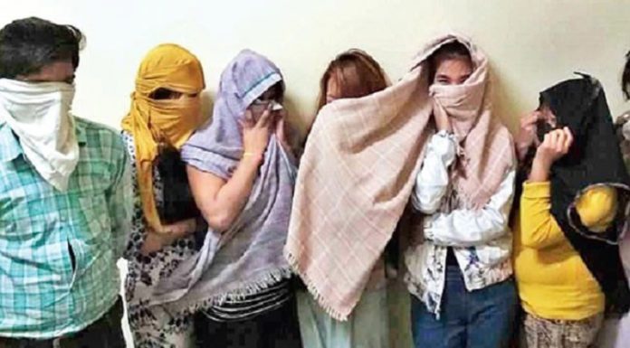 ਫਾਜ਼ਿਲਕਾ : ਘਰ ‘ਚ ਪਈ ਰੇਡ ਦੌਰਾਨ ਇਤਰਾਜ਼ਯੋਗ ਹਾਲਤ ‘ਚ ਫੜੀਆਂ ਲੜਕੀਆਂ ਤੇ ਲੜਕੇ, ਦਲਾਲ ਪਤੀ-ਪਤਨੀ ਗ੍ਰਿਫਤਾਰ