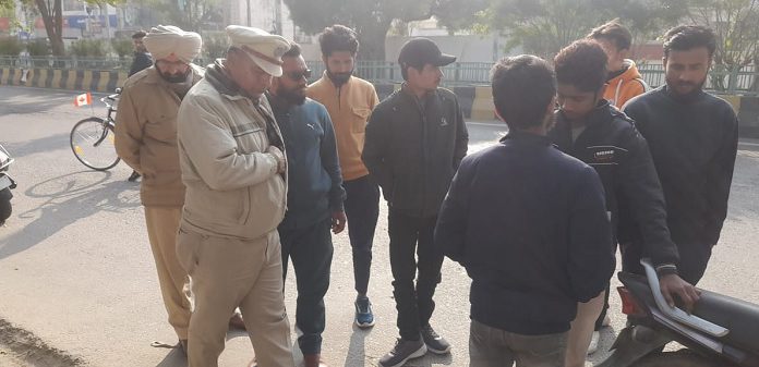 ਜਲੰਧਰ : ਪਿਸਤੌਲ ਦੀ ਨੋਕ ‘ਤੇ ਈ ਰਿਕਸ਼ਾ ਸਵਾਰਾਂ ਤੋਂ ਲੁੱਟੇ 50 ਹਜ਼ਾਰ, ਜਾਂਦੇ ਹੋਏ 5 ਫੋਨ ਵੀ ਲੈ ਗਏ