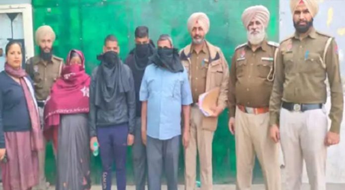 ਵੱਡੀ ਖਬਰ : ਦਰਬਾਰ ਸਾਹਿਬ ‘ਚੋਂ 1 ਲੱਖ ਰੁਪਏ ਚੋਰੀ ਕਰਨ ਵਾਲੇ ਦਿੱਲੀ ਤੋਂ ਗ੍ਰਿਫਤਾਰ, 4 ਮੁਲਜ਼ਮਾਂ ‘ਚ ਇਕ ਔਰਤ ਵੀ ਸ਼ਾਮਲ