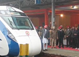 ਵੰਦੇ ਭਾਰਤ ਐਕਸਪ੍ਰੈੱਸ ਅੰਮ੍ਰਿਤਸਰ ਤੋਂ ਦਿੱਲੀ ਲਈ ਰਵਾਨਾ, ਟਰੇਨ ‘ਚ ਮਿਲਣੀਆਂ ਇਹ ਹਾਈਟੈੱਕ ਸਹੂਲਤਾਂ