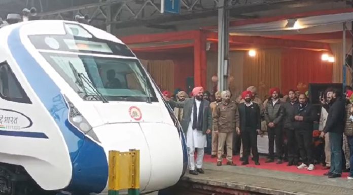 ਵੰਦੇ ਭਾਰਤ ਐਕਸਪ੍ਰੈੱਸ ਅੰਮ੍ਰਿਤਸਰ ਤੋਂ ਦਿੱਲੀ ਲਈ ਰਵਾਨਾ, ਟਰੇਨ ‘ਚ ਮਿਲਣੀਆਂ ਇਹ ਹਾਈਟੈੱਕ ਸਹੂਲਤਾਂ