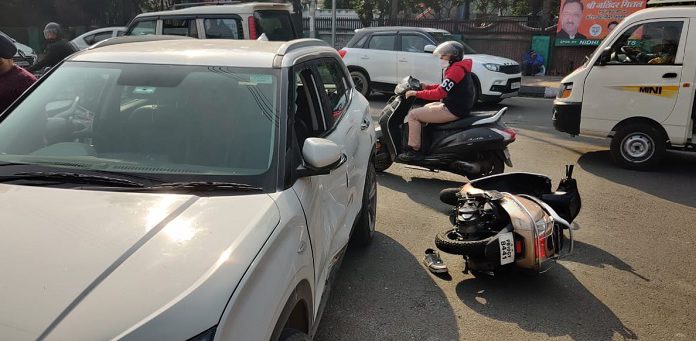 ਅੰਮ੍ਰਿਤਸਰ : ਨਸ਼ੇ ‘ਚ ਧੁੱਤ ਵਿਅਕਤੀ ਨੇ ਨੌਜਵਾਨ ‘ਤੇ ਚੜ੍ਹਾਈ ਕਾਰ, 3 ਖੜ੍ਹੀਆਂ ਐਕਟਿਵਾ ਨੂੰ ਵੀ ਮਾਰੀ ਟੱਕਰ