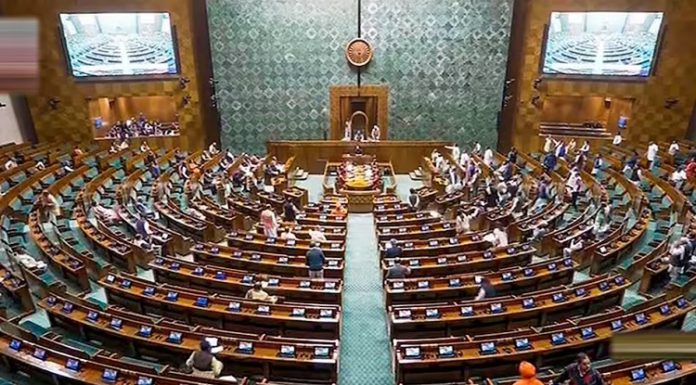 ਸੰਸਦ ‘ਚ ਹੰਗਾਮੇ ਮਗਰੋਂ ਵੱਡਾ ਐਕਸ਼ਨ : ਪੰਜਾਬ ਤੋਂ MP ਅਮਰ ਸਿੰਘ ਸਮੇਤ 33 ਸਾਂਸਦ ਲੋਕ ਸਭਾ ‘ਚੋਂ ਮੁਅੱਤਲ