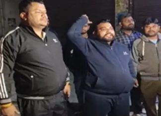 ਜਲੰਧਰ ‘ਚ ਸ਼ਿਵ ਸੈਨਾ ਨੇਤਾਵਾਂ ਦਾ ਹੰਗਾਮਾ : ਬੋਲੇ- ਸ਼ਹਿਰ ‘ਚ MLA ਦਾ ਪਰਿਵਾਰ ਹੀ ਸੁਰੱਖਿਅਤ ਨਹੀਂ, ਤਾਂ ਆਮ ਲੋਕ ਕੀ ਕਰਨਗੇ