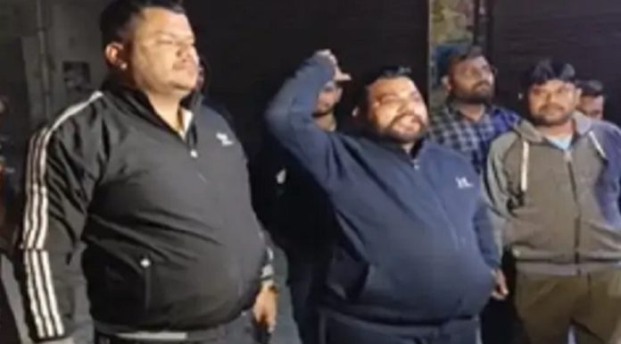 ਜਲੰਧਰ ‘ਚ ਸ਼ਿਵ ਸੈਨਾ ਨੇਤਾਵਾਂ ਦਾ ਹੰਗਾਮਾ : ਬੋਲੇ- ਸ਼ਹਿਰ ‘ਚ MLA ਦਾ ਪਰਿਵਾਰ ਹੀ ਸੁਰੱਖਿਅਤ ਨਹੀਂ, ਤਾਂ ਆਮ ਲੋਕ ਕੀ ਕਰਨਗੇ