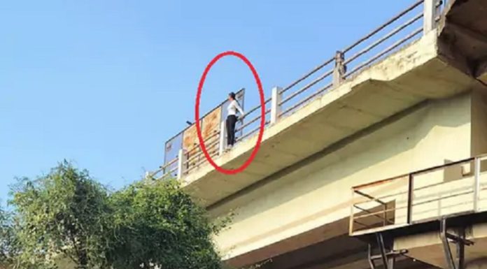 25 ਫੁੱਟ ਉੱਚੇ ਪੁਲ਼ ਤੋਂ ਡਿਗੀ 17 ਸਾਲਾ ਲੜਕੀ, ਸੈਲਫੀ ਲੈਣ ਦੇ ਚੱਕਰ ‘ਚ ਦੋਵੇਂ ਲੱਤਾਂ ਤੁੜਵਾਈਆਂ, ਇਕ ਬਾਂਹ ਵੀ ਹੋਈ ਫਰੈਕਚਰ