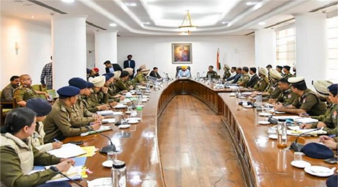 CM ਮਾਨ ਨੇ ਅਫ਼ਸਰਾਂ ਨੂੰ ਲੋਕਾਂ ਤੱਕ ਸਿੱਧੀ ਪਹੁੰਚ ਕਰਨ ਤੇ ਪਿੰਡਾਂ ‘ਚ ਖੁਦ ਜਾ ਕੇ ਮਸਲੇ ਹੱਲ ਕਰਨ ਦੇ ਸਖਤ ਹੁਕਮ ਕੀਤੇ ਜਾਰੀ