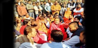 ਸ਼੍ਰੀ ਕਾਲੀ ਮਾਤਾ ਮੰਦਰ ਦੇ ਬਾਹਰ ਹਿੰਦੂ ਜਥੇਬੰਦੀਆਂ ਨੇ ਲਗਾਇਆ ਧਰਨਾ, ਕਮੇਟੀ ਮੈਂਬਰ ਨੂੰ ਲੈ ਕੇ ਕਹੀ ਵੱਡੀ ਗੱਲ