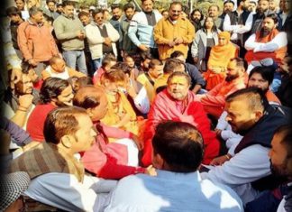 ਸ਼੍ਰੀ ਕਾਲੀ ਮਾਤਾ ਮੰਦਰ ਦੇ ਬਾਹਰ ਹਿੰਦੂ ਜਥੇਬੰਦੀਆਂ ਨੇ ਲਗਾਇਆ ਧਰਨਾ, ਕਮੇਟੀ ਮੈਂਬਰ ਨੂੰ ਲੈ ਕੇ ਕਹੀ ਵੱਡੀ ਗੱਲ