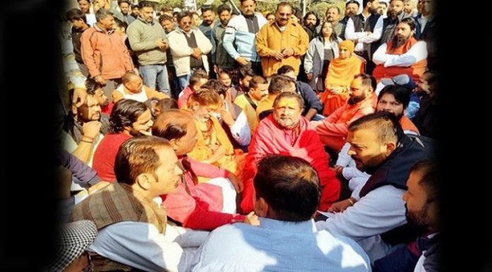 ਸ਼੍ਰੀ ਕਾਲੀ ਮਾਤਾ ਮੰਦਰ ਦੇ ਬਾਹਰ ਹਿੰਦੂ ਜਥੇਬੰਦੀਆਂ ਨੇ ਲਗਾਇਆ ਧਰਨਾ, ਕਮੇਟੀ ਮੈਂਬਰ ਨੂੰ ਲੈ ਕੇ ਕਹੀ ਵੱਡੀ ਗੱਲ