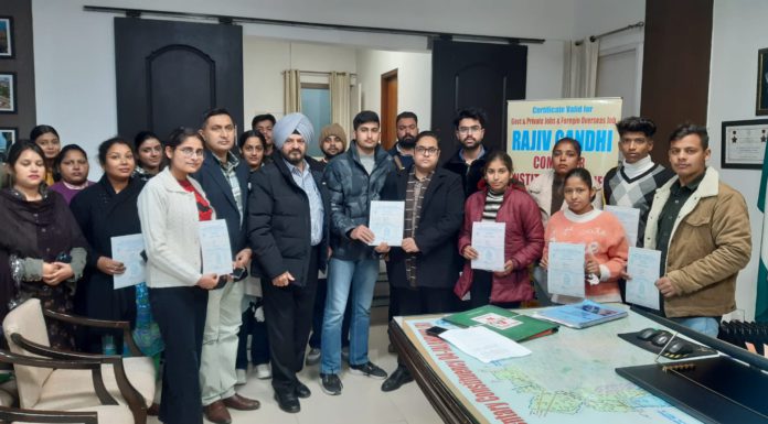 ਡਿਪਟੀ ਕਮਿਸ਼ਨਰ ਨੇ ਇਕ ਸਾਲਾ ਕੰਪਿਊਟਰ ਕੋਰਸ ਕਰਨ ਵਾਲੇ 18 ਵਿਦਿਆਰਥੀਆਂ ਨੂੰ ਵੰਡੇ ਸਰਟੀਫਿਕੇਟ