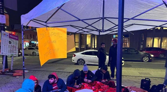 ਕੈਨੇਡਾ ‘ਚ ਧਰਨੇ ‘ਤੇ ਬੈਠੇ ਪੰਜਾਬੀ ਸਟੂਡੈਂਟਸ ਦੀ ਵੱਡੀ ਜਿੱਤ :100 ਵਿਦਿਆਰਥੀਆਂ ਨੂੰ ਅਲਗੋਮਾ ਯੂਨੀਵਰਸਿਟੀ ਕਰੇਗੀ ਪਾਸ