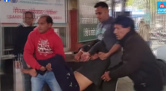 ਪਠਾਨਕੋਟ : ਕਮਰੇ ‘ਚ ਅੰਗੀਠੀ ਬਾਲ਼ ਕੇ ਸੁੱਤੇ ਪਰਿਵਾਰ ਦੇ 4 ਮੈਂਬਰ ਬੇਹੋਸ਼, ਇਕ ਗੰਭੀਰ, ਵੇਖੋ ਵੀਡੀਓ