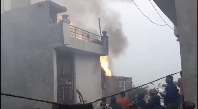 ਲੁਧਿਆਣਾ ‘ਚ ਵੱਡਾ ਹਾਦਸਾ : ਰਿਹਾਇਸ਼ੀ ਇਲਾਕੇ ‘ਚ ਬਣੀ ਧਾਗਾ ਮਿੱਲ ‘ਚ ਫਟੇ 2 ਸਿਲੰਡਰ, ਲੋਕਾਂ ਨੇ ਘਰਾਂ ‘ਚੋਂ ਨਿਕਲ ਕੇ ਬਚਾਈ ਜਾ.ਨ