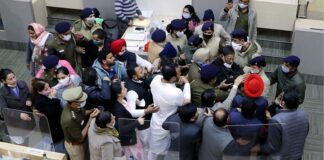 ਬ੍ਰੇਕਿੰਗ : ਚੰਡੀਗੜ੍ਹ ਮੇਅਰ ਚੋਣ ਦੌਰਾਨ ਬੈਲੇਟ ਪੇਪਰ ਖੋਲ੍ਹਣ ਨੂੰ ਲੈ ਕੇ ਹੰਗਾਮਾ, BJP ਤੇ ‘ਆਪ’ ਕੌਂਸਲਰਾਂ ਵਿਚਾਲੇ ਤਿੱਖੀ ਬਹਿਸ