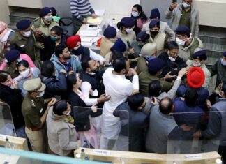 ਬ੍ਰੇਕਿੰਗ : ਚੰਡੀਗੜ੍ਹ ਮੇਅਰ ਚੋਣ ਦੌਰਾਨ ਬੈਲੇਟ ਪੇਪਰ ਖੋਲ੍ਹਣ ਨੂੰ ਲੈ ਕੇ ਹੰਗਾਮਾ, BJP ਤੇ ‘ਆਪ’ ਕੌਂਸਲਰਾਂ ਵਿਚਾਲੇ ਤਿੱਖੀ ਬਹਿਸ