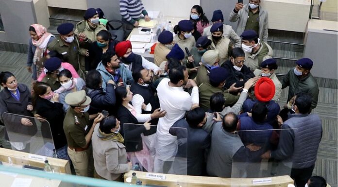 ਬ੍ਰੇਕਿੰਗ : ਚੰਡੀਗੜ੍ਹ ਮੇਅਰ ਚੋਣ ਦੌਰਾਨ ਬੈਲੇਟ ਪੇਪਰ ਖੋਲ੍ਹਣ ਨੂੰ ਲੈ ਕੇ ਹੰਗਾਮਾ, BJP ਤੇ ‘ਆਪ’ ਕੌਂਸਲਰਾਂ ਵਿਚਾਲੇ ਤਿੱਖੀ ਬਹਿਸ