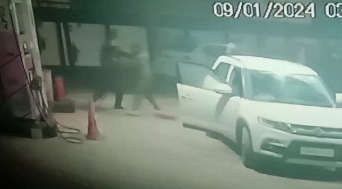 ਜਲੰਧਰ ‘ਚ ਪੈਟ੍ਰੋਲ ਪੰਪ ‘ਤੇ ਬਦਮਾਸ਼ਾਂ ਨੇ ਪਿਸਤੌਲ ਦੀ ਨੋਕ ‘ਤੇ ਖੋਹੀ ਕਾਰ, ਘਟਨਾ CCTV ‘ਚ ਕੈਦ