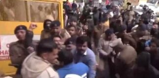 ਮੇਅਰ ਚੋਣ ਨਤੀਜਿਆਂ ਨੂੰ ਲੈ ਕੇ ਜ਼ਬਰਦਸਤ ਹੰਗਾਮਾ, ਆਪ ਤੇ ਕਾਂਗਰਸ ਵਰਕਰਾਂ ਨੂੰ ਪੁਲਿਸ ਨੇ ਚੁੱਕਿਆ