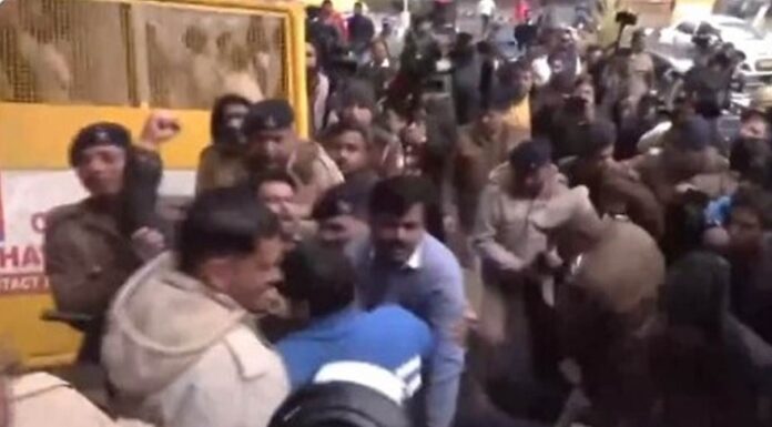 ਮੇਅਰ ਚੋਣ ਨਤੀਜਿਆਂ ਨੂੰ ਲੈ ਕੇ ਜ਼ਬਰਦਸਤ ਹੰਗਾਮਾ, ਆਪ ਤੇ ਕਾਂਗਰਸ ਵਰਕਰਾਂ ਨੂੰ ਪੁਲਿਸ ਨੇ ਚੁੱਕਿਆ