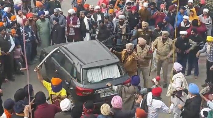 ਜੋੜ ਮੇਲੇ ‘ਚੋਂ ਸੰਤ ਭਿੰਡਰਾਂਵਾਲੇ ਦੀ ਤਸਵੀਰ ਉਤਾਰਨ ‘ਤੇ ਚੱਲੀਆਂ ਕਿਰਪਾਨਾਂ, ਪੁਲਿਸ ਮੁਲਾਜ਼ਮ ਤੇ ਕਮੇਟੀ ਪ੍ਰਧਾਨ ਜ਼ਖ਼ਮੀ