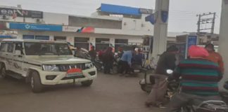 ਕਪੂਰਥਲਾ : ਪੈਟਰੋਲ ਪੰਪ ‘ਤੇ ਤੇਲ ਭਰਵਾਉਣ ਲਈ ਲੱਗੀਆਂ ਲੰਬੀਆਂ ਲਾਈਨਾਂ, ਵਾਰੀ ਲਈ ਕਰਨੀ ਪੈ ਰਹੀ ਲੰਬੀ ਉਡੀਕ