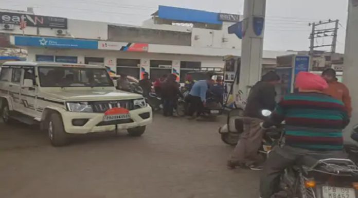 ਕਪੂਰਥਲਾ : ਪੈਟਰੋਲ ਪੰਪ ‘ਤੇ ਤੇਲ ਭਰਵਾਉਣ ਲਈ ਲੱਗੀਆਂ ਲੰਬੀਆਂ ਲਾਈਨਾਂ, ਵਾਰੀ ਲਈ ਕਰਨੀ ਪੈ ਰਹੀ ਲੰਬੀ ਉਡੀਕ