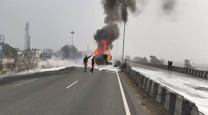 ਖੰਨਾ ਹਾਈਵੇ ‘ਤੇ ਤੇਲ ਟੈਂਕਰ ਦਾ ਟਾਇਰ ਫਟਿਆ, ਲੱਗੀ ਭਿਆਨਕ ਅੱ.ਗ, ਡਰਾਈਵਰ ਗੰਭੀਰ ਜ਼ਖਮੀ