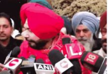 ਨਵਜੋਤ ਸਿੱਧੂ ਦੇ ਵਿਰੋਧੀਆਂ ‘ਤੇ ਤਿੱਖੇ ਤੰਜ : ਸ਼ਾਇਰੀ ‘ਚ ਬੋਲਿਆ – ਕੌੜੀ ਕੌੜੀ ਵਿਕੇ ਹੋਏ ਲੋਕ, ਸਮਝੌਤਾ ਕਰਕੇ ਘੁਟਨੋਂ ਪੇ ਟਿਕੇ ਹੋਏ ਲੋਕ……..