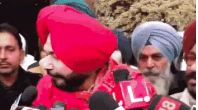 ਨਵਜੋਤ ਸਿੱਧੂ ਦੇ ਵਿਰੋਧੀਆਂ ‘ਤੇ ਤਿੱਖੇ ਤੰਜ : ਸ਼ਾਇਰੀ ‘ਚ ਬੋਲਿਆ – ਕੌੜੀ ਕੌੜੀ ਵਿਕੇ ਹੋਏ ਲੋਕ, ਸਮਝੌਤਾ ਕਰਕੇ ਘੁਟਨੋਂ ਪੇ ਟਿਕੇ ਹੋਏ ਲੋਕ……..