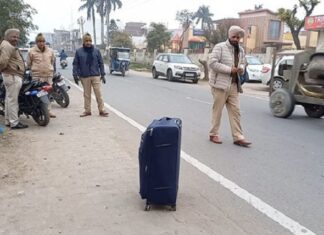 ਗੁਰਦਾਸਪੁਰ ‘ਚ ਰੋਡ ‘ਤੇ ਮਿਲਿਆ ਲਾਵਾਰਿਸ ਬੈਗ, ਫੈਲੀ ਦਹਿਸ਼ਤ; ਮੌਕੇ ‘ਤੇ ਪਹੁੰਚੀ ਪੁਲਿਸ