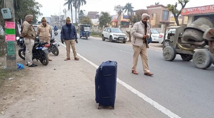 ਗੁਰਦਾਸਪੁਰ ‘ਚ ਰੋਡ ‘ਤੇ ਮਿਲਿਆ ਲਾਵਾਰਿਸ ਬੈਗ, ਫੈਲੀ ਦਹਿਸ਼ਤ; ਮੌਕੇ ‘ਤੇ ਪਹੁੰਚੀ ਪੁਲਿਸ