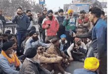 ਲੁਧਿਆਣਾ ‘ਚ ਡਰਾਈਵਰਾਂ ਨੇ ਦਿੱਲੀ ਹਾਈਵੇਅ ਕੀਤਾ ਜਾਮ : ਹਿੱਟ ਐਂਡ ਰਨ ਕਾਨੂੰਨ ਵਿਰੁੱਧ ਪ੍ਰਦਰਸ਼ਨ