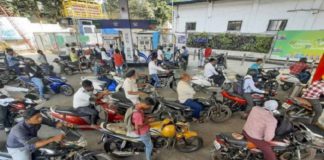 ਅੰਮ੍ਰਿਤਸਰ ਤੋਂ ਵੱਡੀ ਖਬਰ : ਟਰੱਕ ਡਰਾਈਵਰਾਂ ਦੀ ਹੜਤਾਲ ਕਾਰਨ 95 ਫੀਸਦੀ ਪੰਪਾਂ ‘ਤੇ ਪੈਟਰੋਲ-ਡੀਜ਼ਲ ਖਤਮ