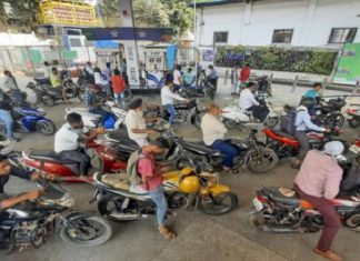 ਅੰਮ੍ਰਿਤਸਰ ਤੋਂ ਵੱਡੀ ਖਬਰ : ਟਰੱਕ ਡਰਾਈਵਰਾਂ ਦੀ ਹੜਤਾਲ ਕਾਰਨ 95 ਫੀਸਦੀ ਪੰਪਾਂ ‘ਤੇ ਪੈਟਰੋਲ-ਡੀਜ਼ਲ ਖਤਮ